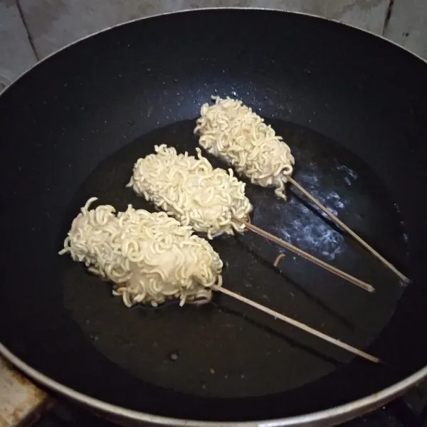 Goreng dalam minyak panas hingga kekuningan. Angkat dan tiriskan. Sajikan dengan tambahan mayonaise dan saos tomat.