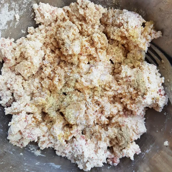 Tambahkan bubuk bawang putih,ketumbar bubuk,secukupnya garam,merica bubuk dan kaldu bubuk. Aduk kembali hingga tercampur rata.