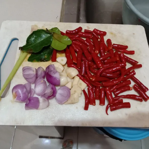 Potong-potong bawang merah, bawang putih, cabai merah keriting agar lebih mudah dihaluskan