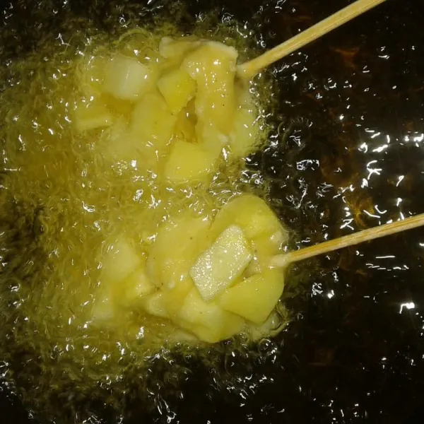 Panaskan minyak goreng cukup banyak lalu goreng sotang sampai kuning keemasan.