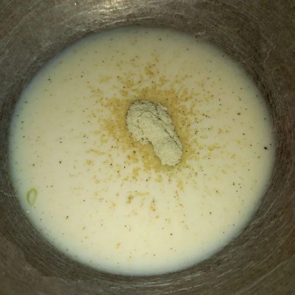 Campur susu dengan kaldu bubuk.