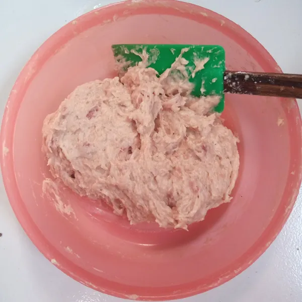 Campur bersama telur, tepung tapioka, tepung terigu dan putih telur. Aduk rata.