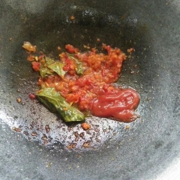 Masukkan daun salam dan saus tomat. Aduk rata
