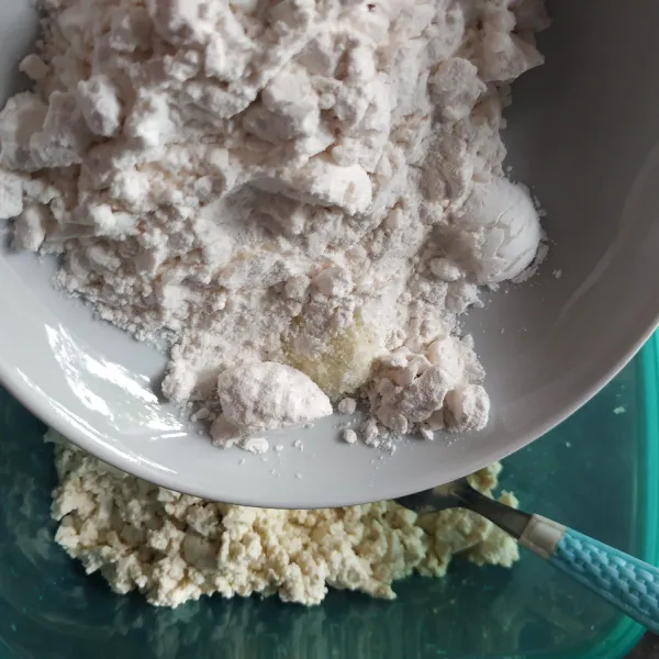 Tambahkan tepung tapioka, kaldu bubuk, dan baking powder, aduk rata(tangan lapisi plastik, kemudian remas-remas).