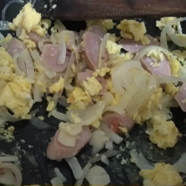 Masukkan telur, aduk aduk. Lalu masukkan sosis. Aduk rata