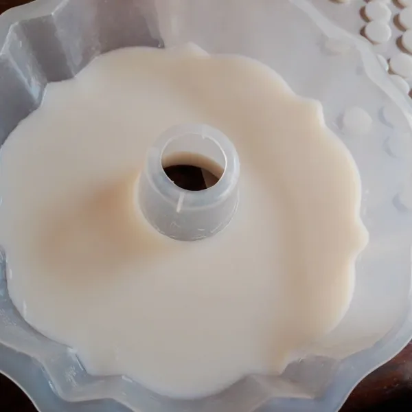 Tuang adonan susu ke dalam cetakan (setengah dr tinggi cetakan), biarkan hingga puding mengeras, keluarkan dari cetakan