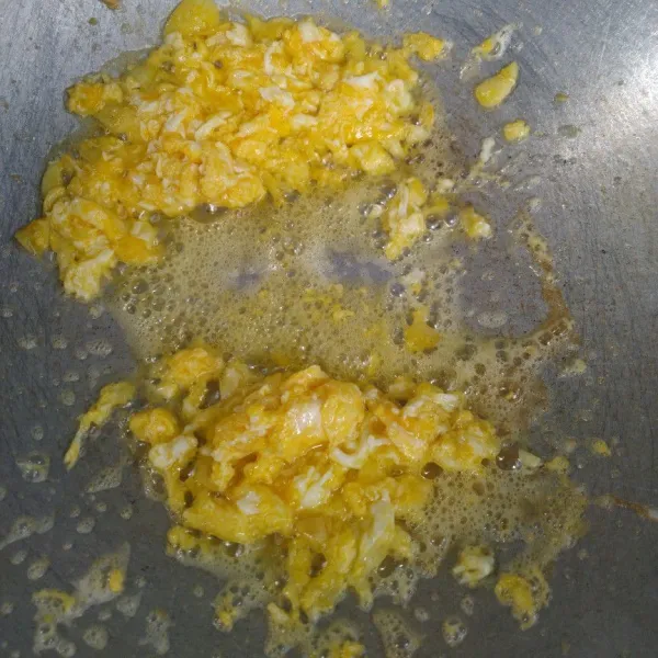 Tumis bawang putih sampai harum, lalu masukkan telur, ayam, dan kembang kol