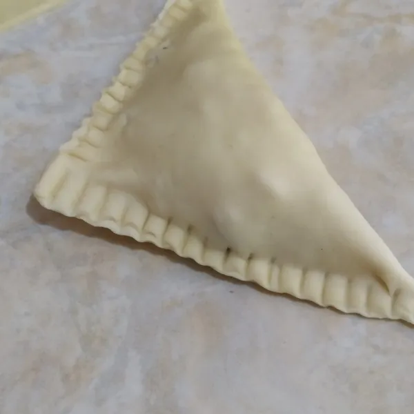 Lipat, tekan bagian tepi dengan garpu. Olesi kuning telur . Dan panggang di suhu 200° selama 10 menit.( sesuaikan oven masing-masing).