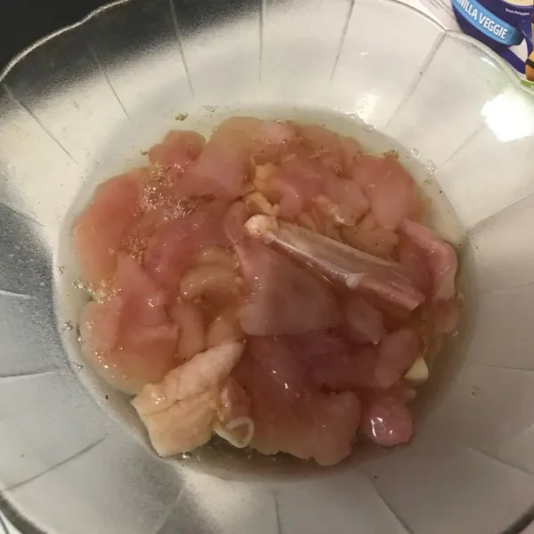 Siapkan ayam, potong kecil/dadu.