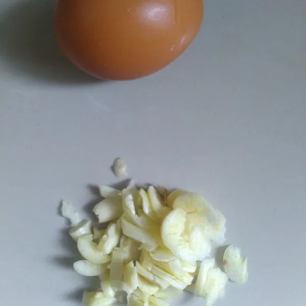 Cincang bawang putih, kocok telur