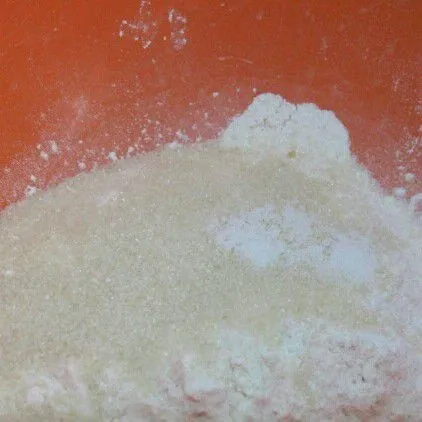Siapkan mangkuk besar, masukkan terigu, gula pasir, vanili dan ragi instant Aduk hingga benar-benar tercampur rata. Tambahkan garam, aduk rata.