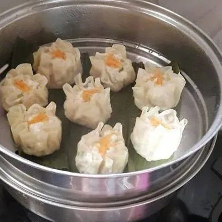 Kukus dalam dandang kurang lebih 15 menit. Setelah itu dimsum siap dihidangkan dengan saus sambal.