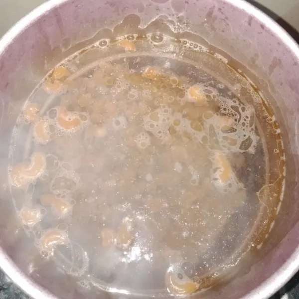 Rebus air hingga mendidih tambahkan garam dan minyak secukupnya, rebus makaroni sampai empuk.