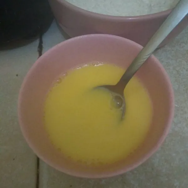 Kocok telur dan air hingga berbusa.