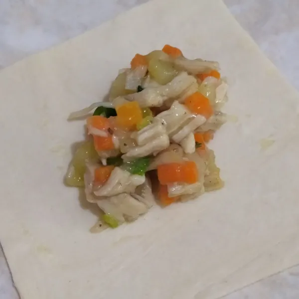 Potong pastry sesuai selera. Beri filling secukupnya.
