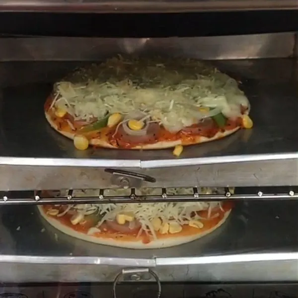 Panggang dalam oven pada suhu 180 selama 10-15 menit, atau roti pizza sampai empuk.