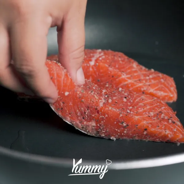 Panaskan minyak zaitun, masukkan bawang putih dan rosemary. Masukkan salmon dengan bagian kulit menghadap ke dasar wajan.