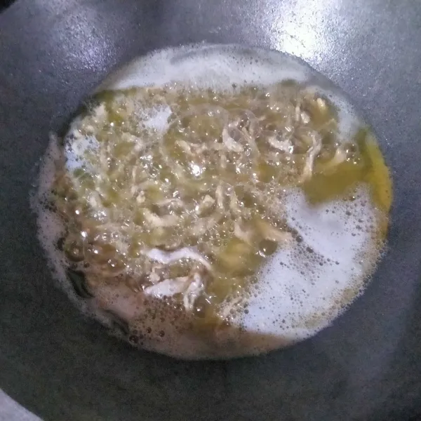 Goreng usus yang sudah dibaluri tepung dengan minyak banyak dan api sedang. Angkat setelah matang.