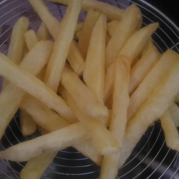 Angkat dan tiriskan. Sajikan dengan saus sambal.