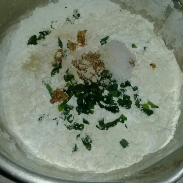 Siapkan tepung lalu masukkan daun bawang garam dan bumbu lainnya. Aduk rata.