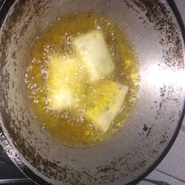 Panaskan minyak, goreng martabak sampai matang kuning keemasan, angkat.