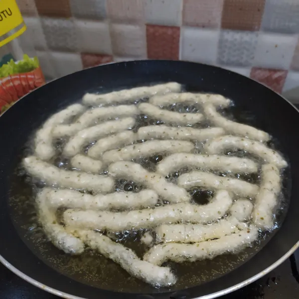 Goreng dalam minyak panas hingga matang dan kecoklatan. Sebelum digoreng teksturnya lembek, tapi setelah kecoklatan teksturnya Crunchy. Sajikan.