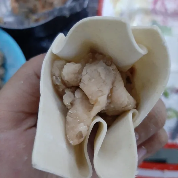 Masukkan isian ke dalam kulit somay, dan kukus atau bisa digoreng sesuai selera. Lalu potong-potong sesuai selera campur dengan batagor dan otak otak goreng. Sajikan dengan saus dan bumbu kacang.