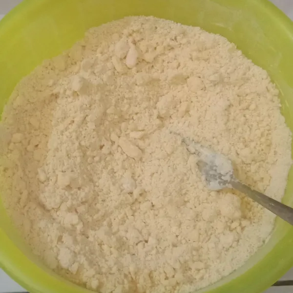 Campur tepung dengan mentega aduk menggunakan garpu hingga berbulir.