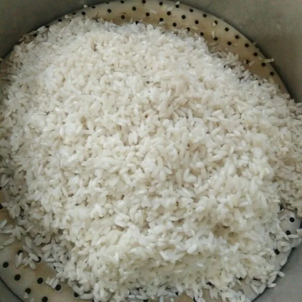 Kukus beras ketan selama 35-40 menit, angkat tiriskan.