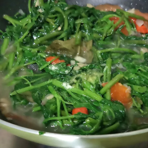 Beri garam, kaldu bubuk dan gula pasir, aduk rata, test rasa, masak sampai mendidih, matikan api.