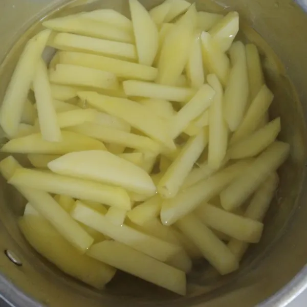 Siapkan air es masukan kentang yang sudah di rebus ke dalam nya.
