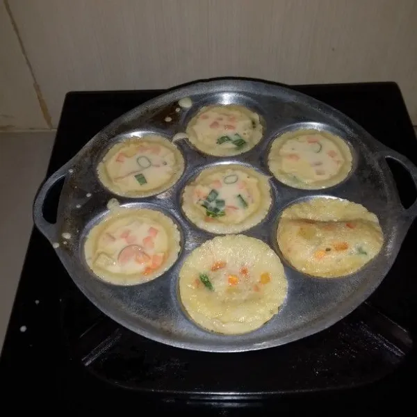 Panaskan cetakan kue cubit. Tuang minyak goreng sedikit. Tuang adonan 3/4 bagian dari cetakan. Jika adonan sudah kokoh, balik. Goreng hingga berwarna kecoklatan. Angkat dan tiriskan.