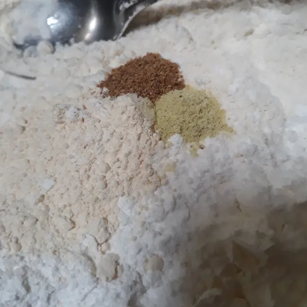 Campurkan semua adonan tepung. Aduk hingga tercampur rata dan tidak bergerindil.