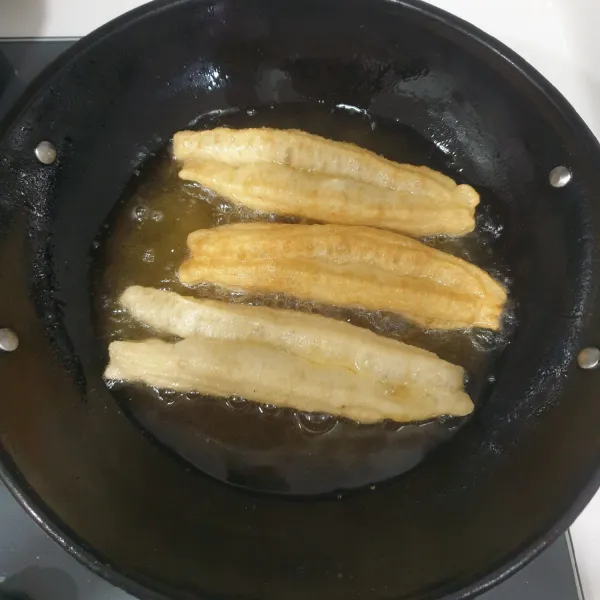 Goreng garlic cakwe dengan minyak banyak sampai ke dua sisinya kuning kecoklatan. Angkat dan tiriskan.
