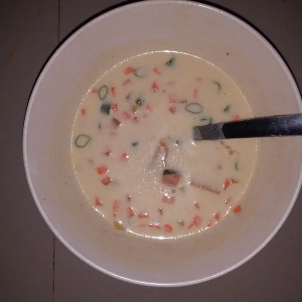 Masukan kornet, sosis, wortel, kentang, daun bawang dan daun seledri. Aduk hingga tercampur rata.