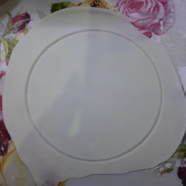 Bentuk adonan kulit sesuai keinginan.