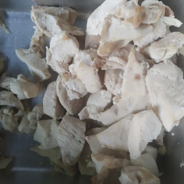Rebus fillet ayam sebentar, tiriskan. Bumbui ayam dengan garam, merica, dan penyedap rasa. Diamkan kurang lebih 15 menit.