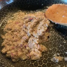 Haluskan bumbu merica, bawang putih, bawang merah, dan kemiri. Kemudian tumis bumbu halus dengan menambahkan saos tiram. Sisihkan.