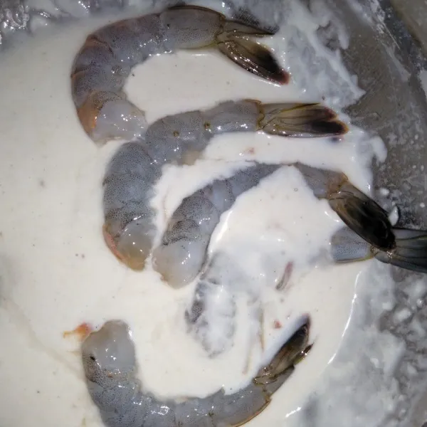 Celupkan udang ke dalam bahan basah.