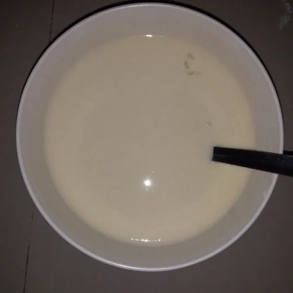 Masukan air dan telur. Aduk dengan whisk hingga tercampur rata. Kemudian saring.