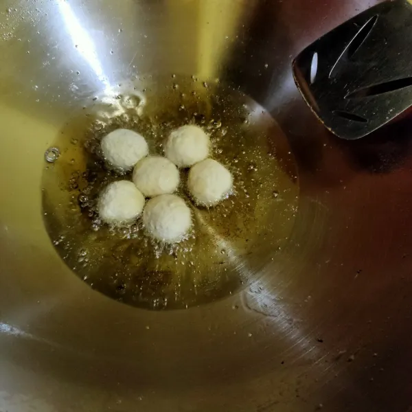 panaskan minyak, goreng hingga berkulit.