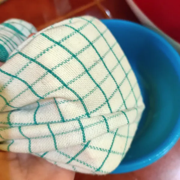 peras dgn menggunakan kain hingga kadar airnya berkurang