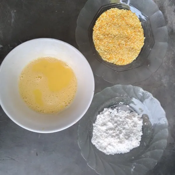 Kocok lepas telur, sisihkan. Siapkan tepung terigu dan tepung panir dalam wadah terpisah.