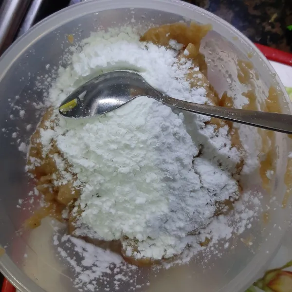 Pindahkan adonan dan campur dengan tapioka, lalu aduk rata.