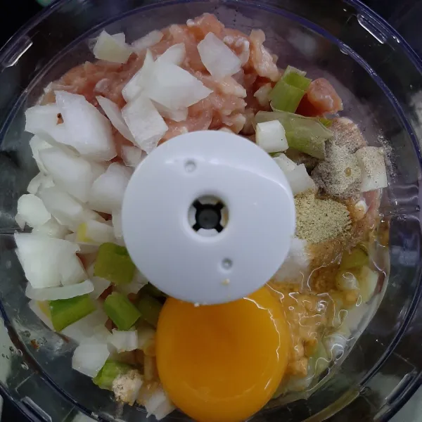 Blender ayam, telur, daun bawang, bawang bombay, lada, penyedap rasa, bawang bombay bubuk, dan minyak wijen.