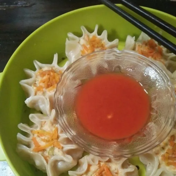 Sajikan dengan saos sambal.