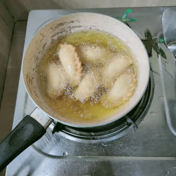 Gunakan api kecil saja, Panaskan minyak, goreng pastel hingga matang, tampak kecoklatan. Angkat, sajikan.