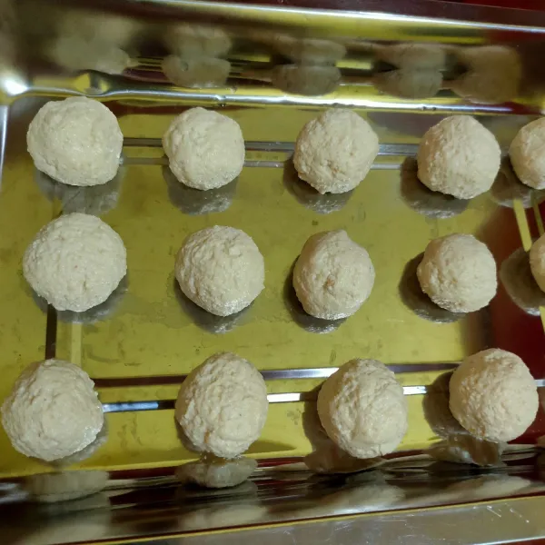 bentuk bola2. diamkan dalam lemari es selama 4 jam.