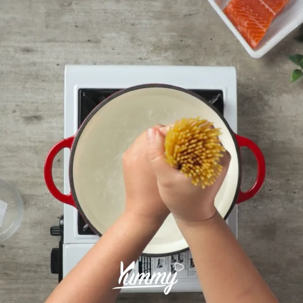 Panaskan air dalam panci kemudian tambahkan garam lalu rebus spaghetti selama 7 menit sampai al-dente. Tiriskan.