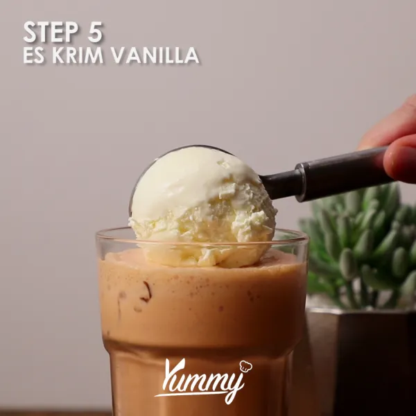 Tambahkan topping es krim vanilla dan remahan biskuit. Es Thai Tea Jelly Milkshake siap disajikan.